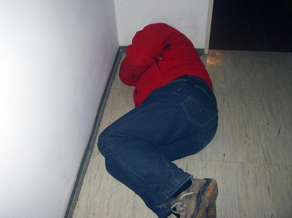 Brezdomcu, ki spi po hodnikih na Cesti maršala Tita na Jesenicah, so pomagali re