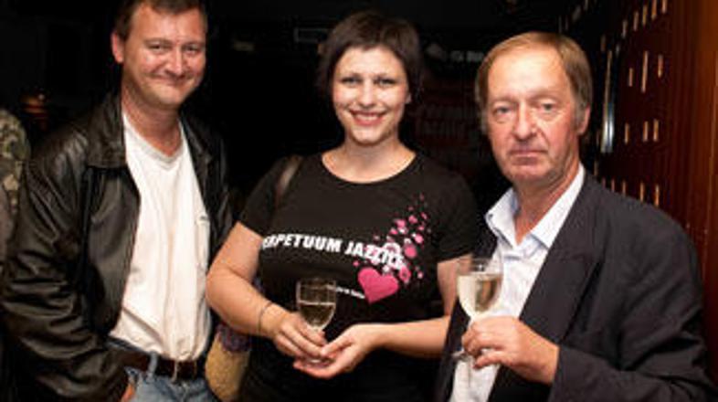 Nuška Drašček (sredina) že pridno snema nov album.