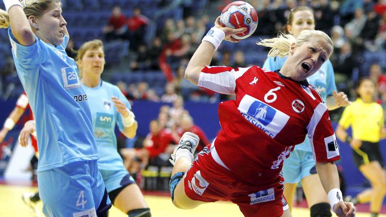 Maja Zrnec (levo) je dosegla dva gola. (Foto: EPA)