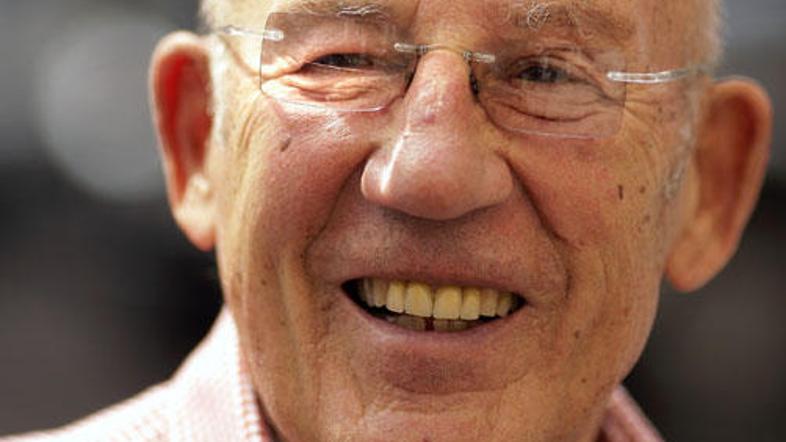 Stirling Moss je pri svojih 80 letih še vedno videti zelo mladosten in krepak.