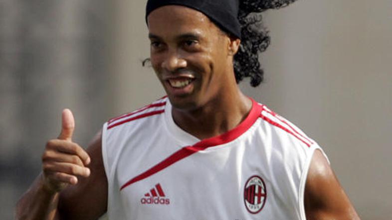 Ronaldinho ostro zavrača namige o svoji upokojitvi.