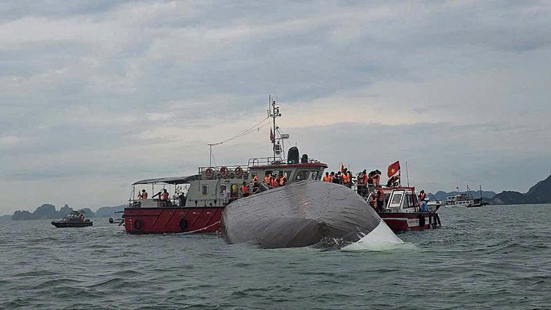 Nesreča turistične ladje v Vietnamu