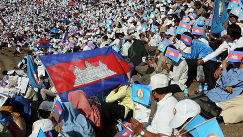 Več kot 40 tisoč ljudi se je zbralo na olimpijskem stadionu v Phnom Penhu, da bi