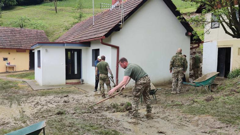 pripadniki Slovenske vojske pomagajo pri odstranjevanju posledic plazov
