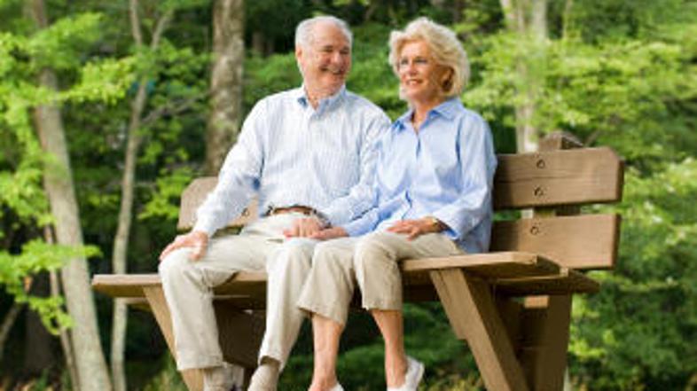 Starejši so socialno dejavnejši in manj obremenjeni s službo ter drugimi obvezno