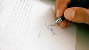 razno 28.09.12. podpis, pogodba, foto: shutterstock