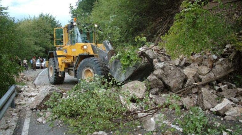 Potres ni pustil sledi samo na zgradbah, temveč tudi na prometni in drugi infras