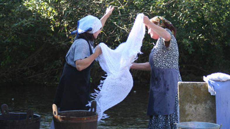 Ob uradnem odprtju pešpoti so pohodnikom prikazali, kako so nekoč prali perilo.