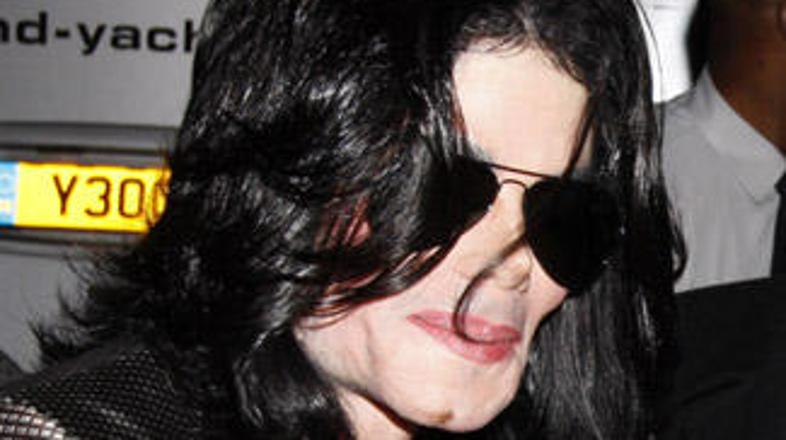 Michael odločno zanika vsa namigovanja o kožnem raku.