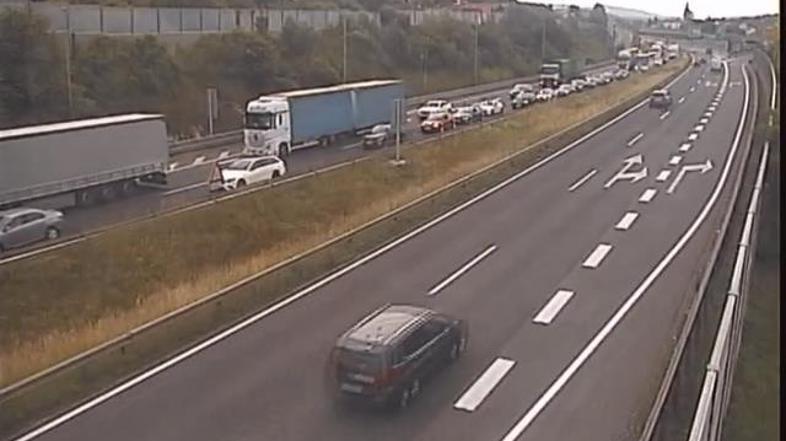 Nesreča in zastoj na dolenjski avtocesti