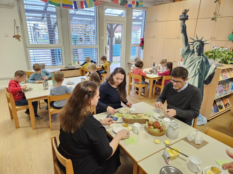 Ob dnevu slovenske hrane se je župan Mestne občine Kranj Matjaž Rakovec | Avtor: arhiv Mestna občina Kranj