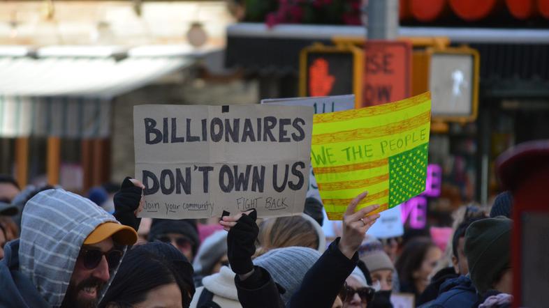 Protest proti Elonu Musku in bogatim z napisi