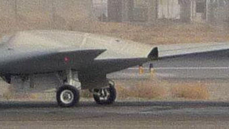 Do zdaj so uspeli posneti le dve fotografiji RQ170. (Foto: secretdefense.blogs.l