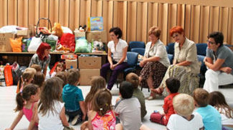 Otroci iz vrtca v Šmarju pri Jelšah so OZRK ta teden predali oblačila, obutev in