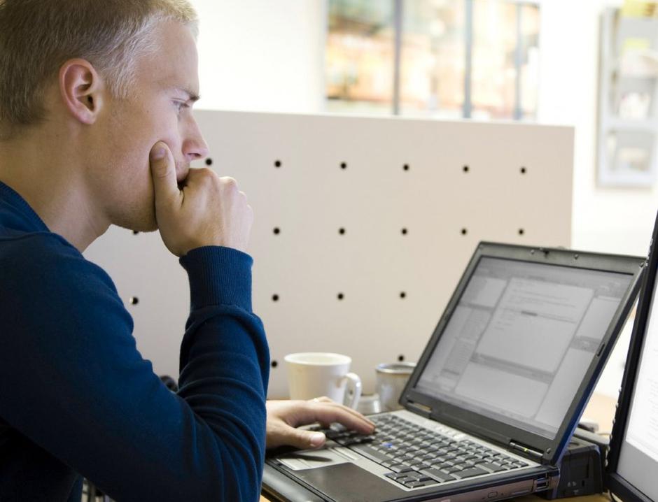 Delo za računalnikom. | Avtor: iStockphoto