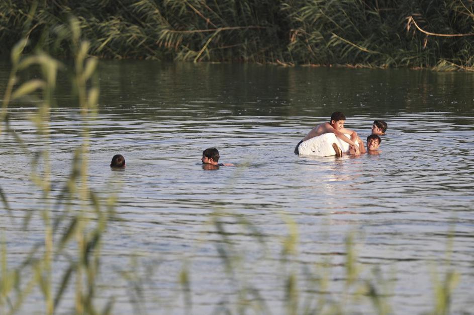 Poletje otroci plavajo v reki reka jezero