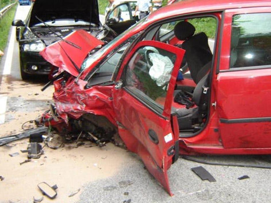 V nesreči so bila udeležena tri vozila, poškodovane pa so bili štirje ljudje.