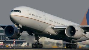 razno 07.10.09, boeing 777, potnisko letalo, vzlet letala, foto: shutterstock