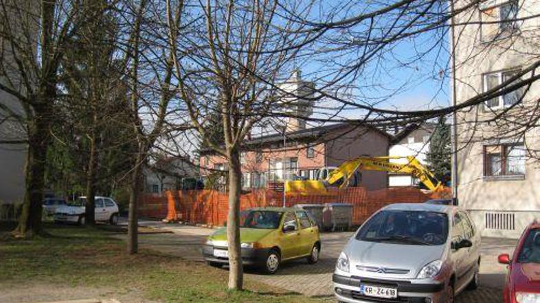 Okoliški stanovalci so razjarjeni zaradi gradnje stanovanjskih hiš na majhni zel