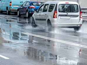 vožnja avtomobila v dežju