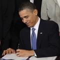Obama je že svečano podpisal zakon o reformi zdravstvenega sistema. (Foto: Reute