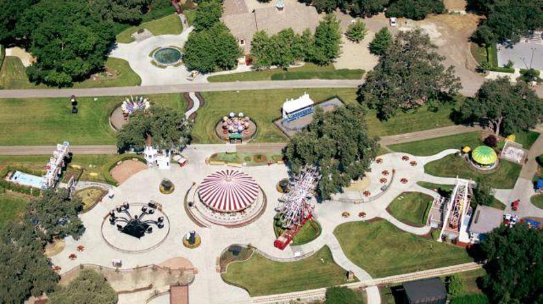 Lunapark in živalski vrt, kjer so bili med drugim tudi sloni, žirafe, kače in la