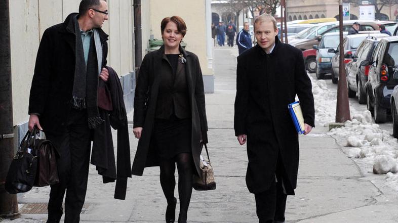 Pergerjeva je vložitev tožbe utemeljila, da jo je Lahovnik (na sliki z zagovorni