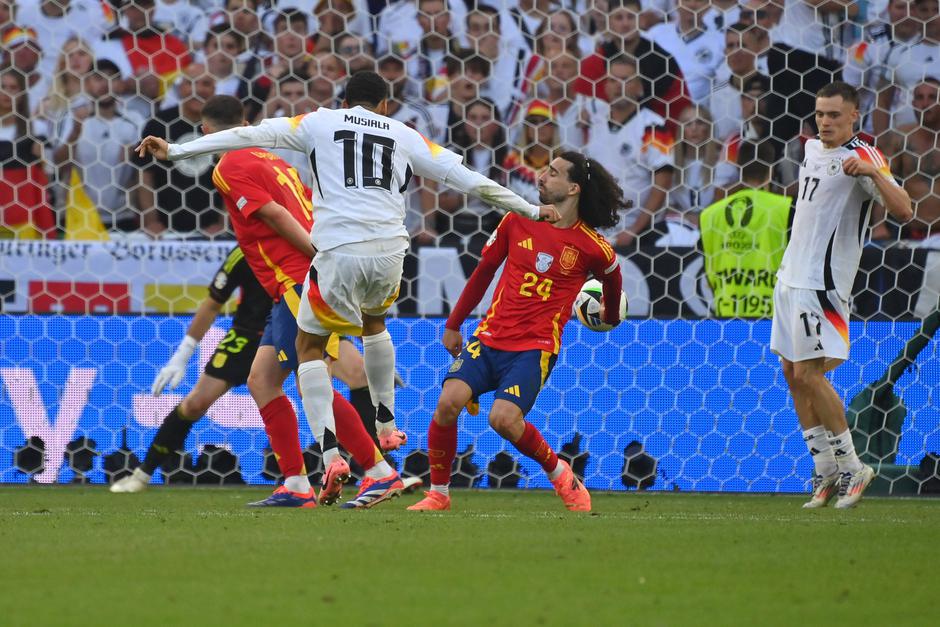 Igra z roko Marca Cucurelle | Avtor: Profimedia