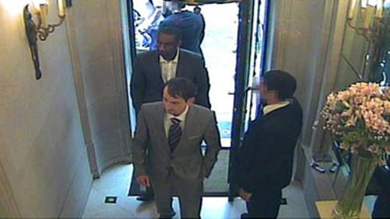 Moška je pri vstopu v draguljarno posnela nadzorna kamera.