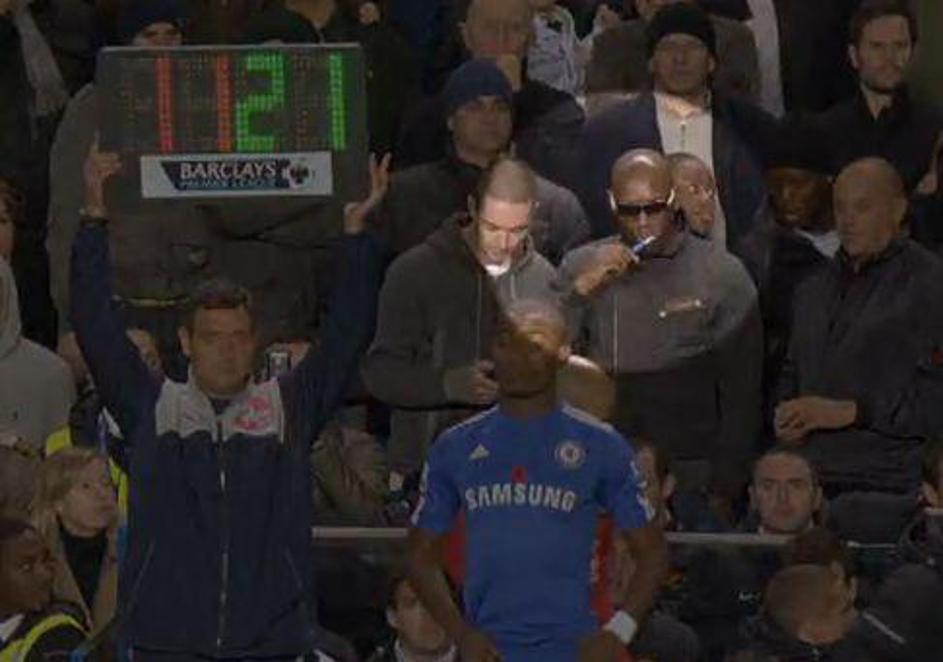Navijač Chelseaja je postal prava zvezda Youtuba.