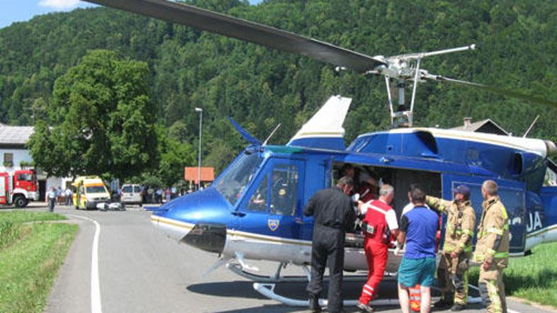 Motorista so na zdravljenje prepeljali s helikopterjem.