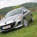 Mazda3 ni avtomobil, ki ustavlja promet, ko se pelje mimo. Prej kot to je avtomo