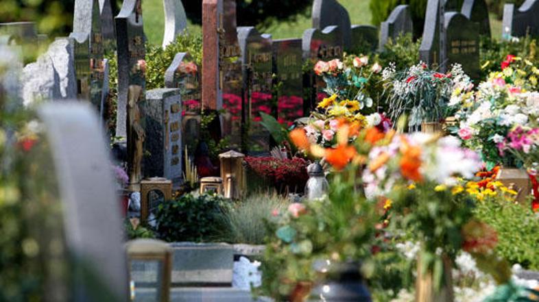 Na občini smo izvedeli, da je bilo za ureditev grobnega polja, podzemnih grobov 