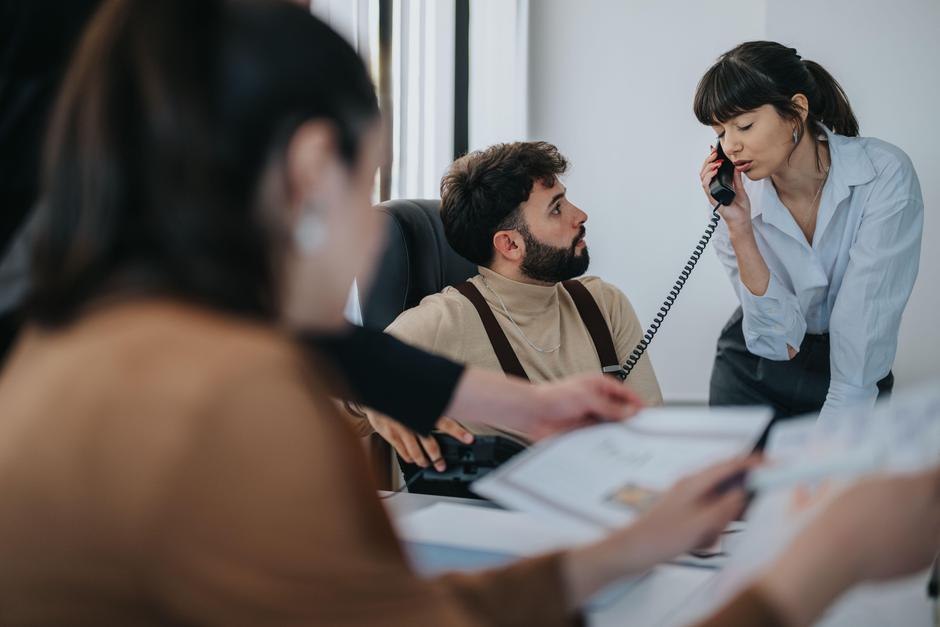 Sodelavci v pisarni med delom | Avtor: Profimedia