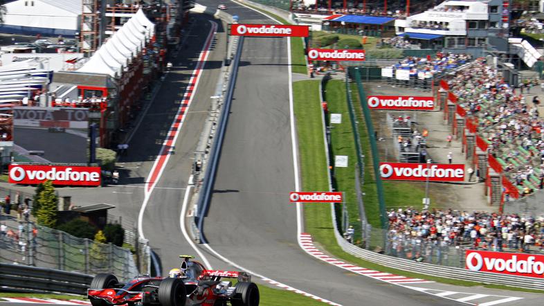 Lewis Hamilton (v ospredju) in Fernando Alonso sta pokazala zobe.