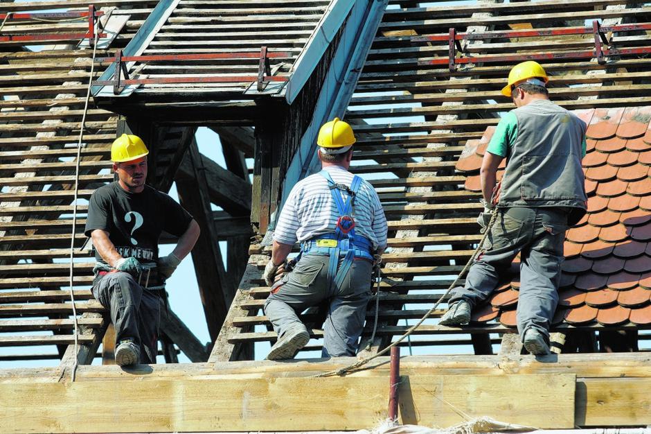 <ljudje> 31.08.07, delavci, streha, foto:spela mohoric | Avtor: Špela Mohorič