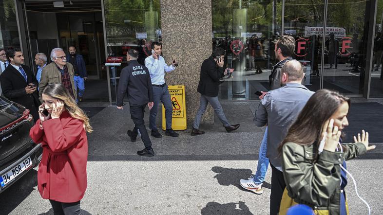 Istanbul ljudje zapuščajo stavbe po potresu