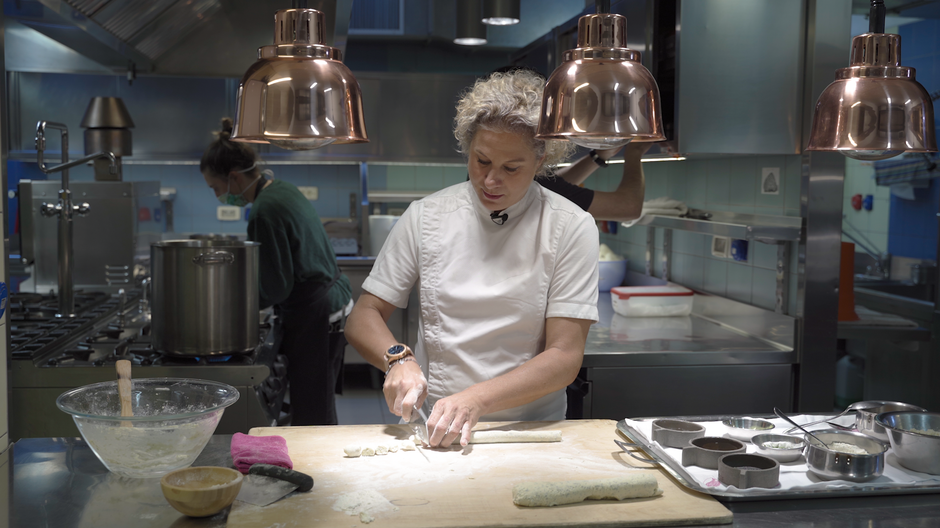 TUŠ - Chefinja Ana Roš med pripravo skutnih njokov s pehtranom. | Avtor: Chefinja Ana Roš med pripravo skutnih njokov s pehtranom.