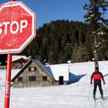 Na Voglu sta vedno najmanj dva nadzornika, ki smučarje opozarjata na kršitve. (F