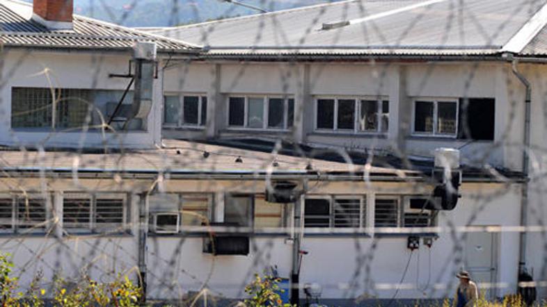 Dokler ne bo končana policijska preiskava, zoper paznike, ki so pretepli 20-letn