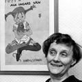 Astrid Lindgren pred plakatom za svoje najbolj zanano delo Pika Nogavička leta 1