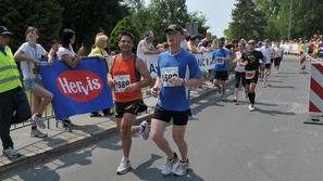 Če želite visokoresolucijsko fotografijo, nam pošljite elektronsko sporočilo na 