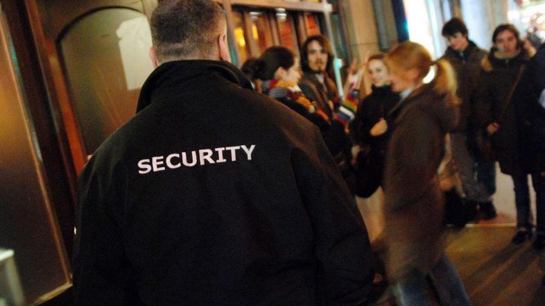 Za boljše varovanje naj bi število varnostnikov določala nova uredba. Varnostnik