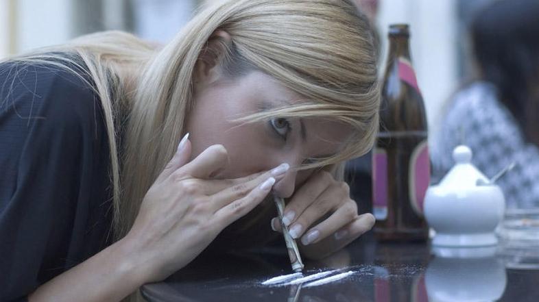 Mefedron ali mijav je praškasta snov, ki se največkrat snifa. V zadnjem letu se 