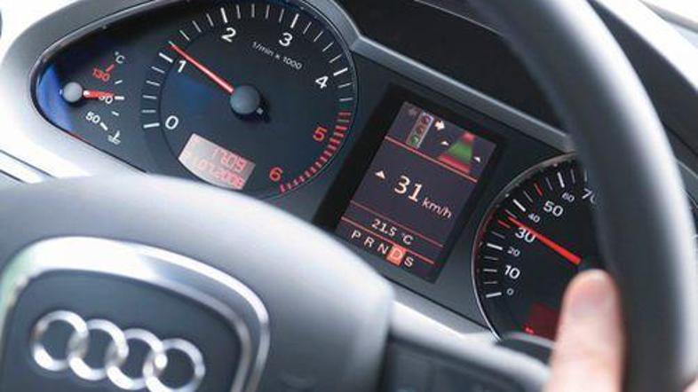 Sistem na prikazovalniku med merilniki prikazuje podatke o hitrosti, ki jo mora 