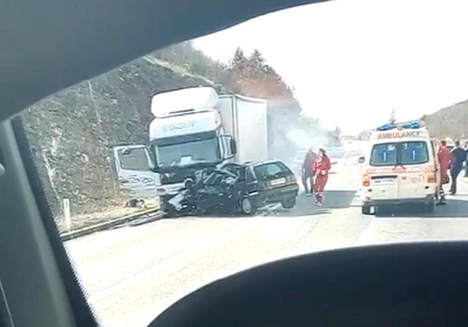 Prometna nesreča, golf zapeljal pred tovornak