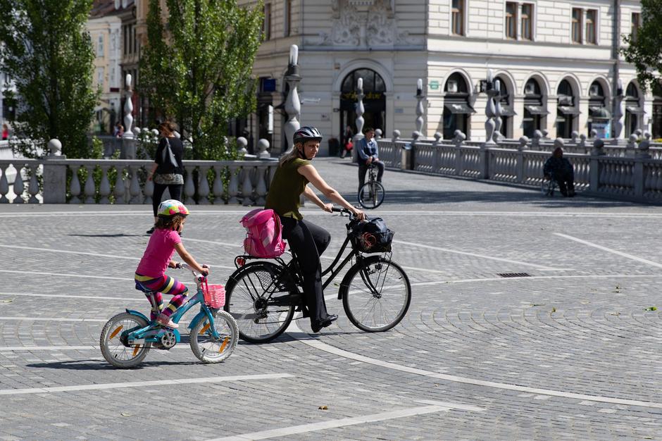 Kolesarjenje starša z otrokom otrok na kolesu | Avtor: Profimedia