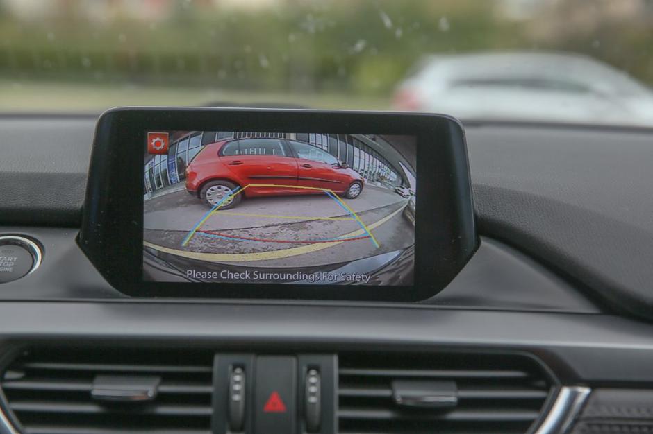 Vzvratna kamera in opozorilo na prečni promet | Avtor: Žurnal24 main