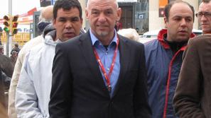 V torek se je Mirko Tuš takole sproščeno sprehajal v Barceloni, včeraj pa ga je,