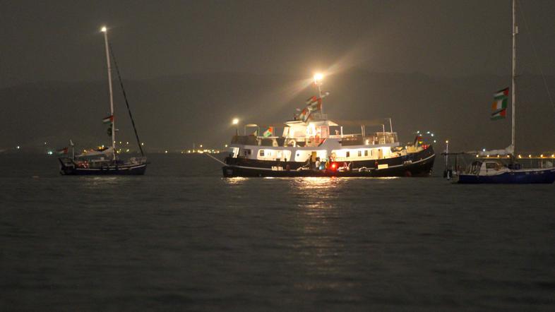 ladja zasidrana ob obali Tunizije na poti v Gazo